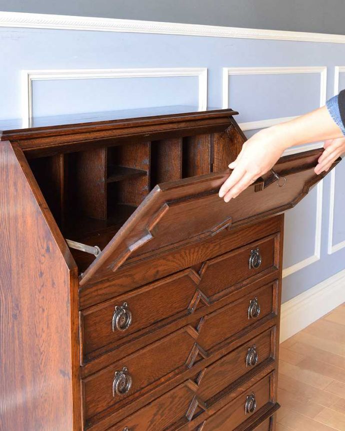 ビューロー　アンティーク家具　英国の重厚感あるデザインがかっこいい、アンティークのライティングビューロー 。ビューロー部分を前に倒すだけで、あっという間にデスクになります。(q-1320-f)