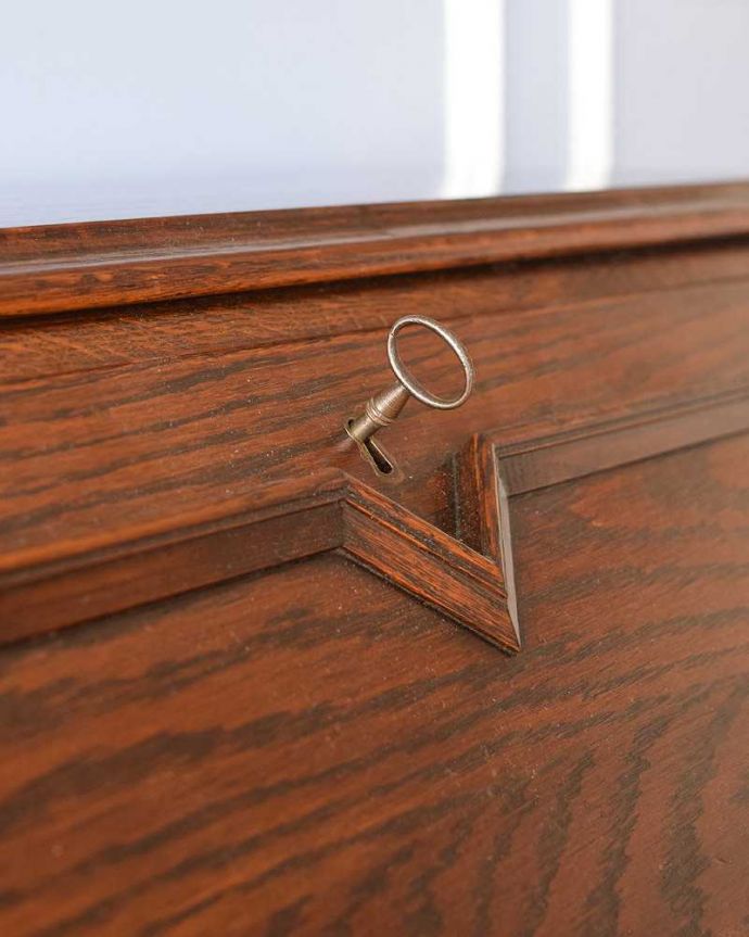 ビューロー　アンティーク家具　英国の重厚感あるデザインがかっこいい、アンティークのライティングビューロー 。鍵を使って開けてみましょうアンティークの鍵が一つ付いています。(q-1320-f)