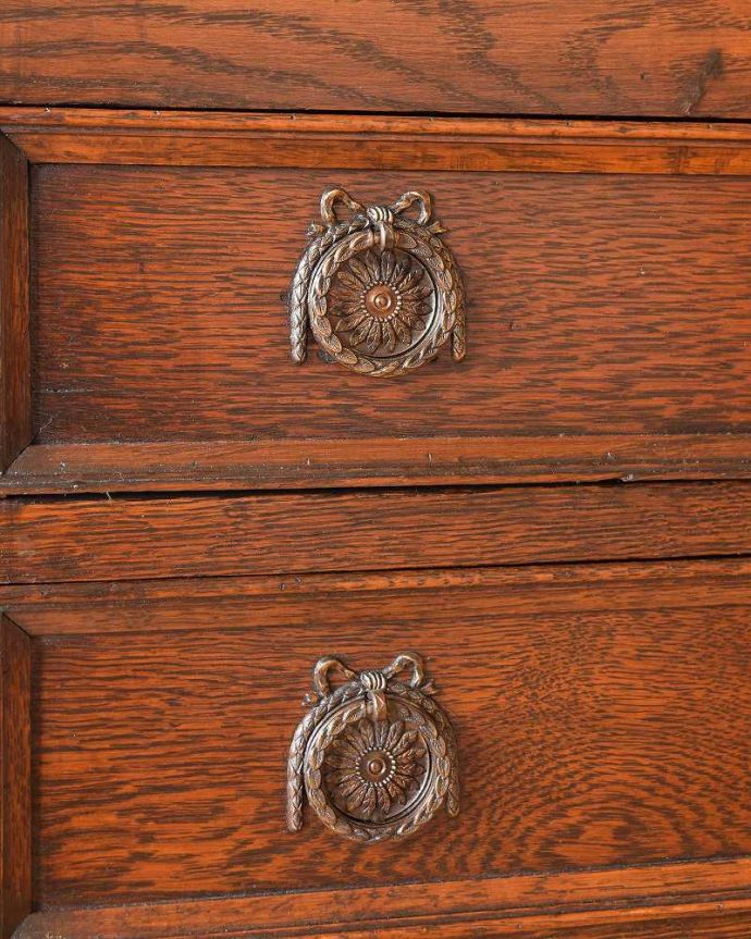 ビューロー　アンティーク家具　英国の重厚感あるデザインがかっこいい、アンティークのライティングビューロー 。アンティークらしい取っ手取っ手にもこだわりが感じられます。(q-1320-f)