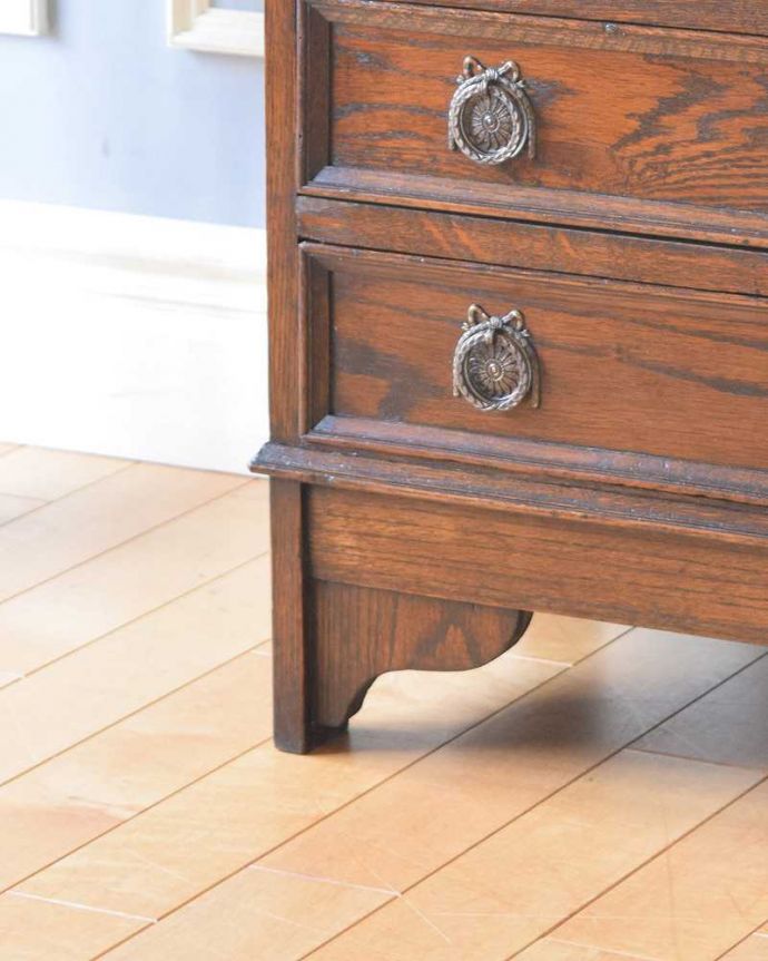 ビューロー　アンティーク家具　英国の重厚感あるデザインがかっこいい、アンティークのライティングビューロー 。女性１人でラクラ運べちゃうんですHandleのアンティークは、脚の裏にフェルトキーパーをお付けしています。(q-1320-f)