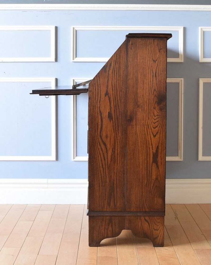 ビューロー　アンティーク家具　英国の重厚感あるデザインがかっこいい、アンティークのライティングビューロー 。横から見ても素敵なんですもちろん、横から見てもキレイに仕上がっているので、いろんな場所に置いて使って下さい。(q-1320-f)