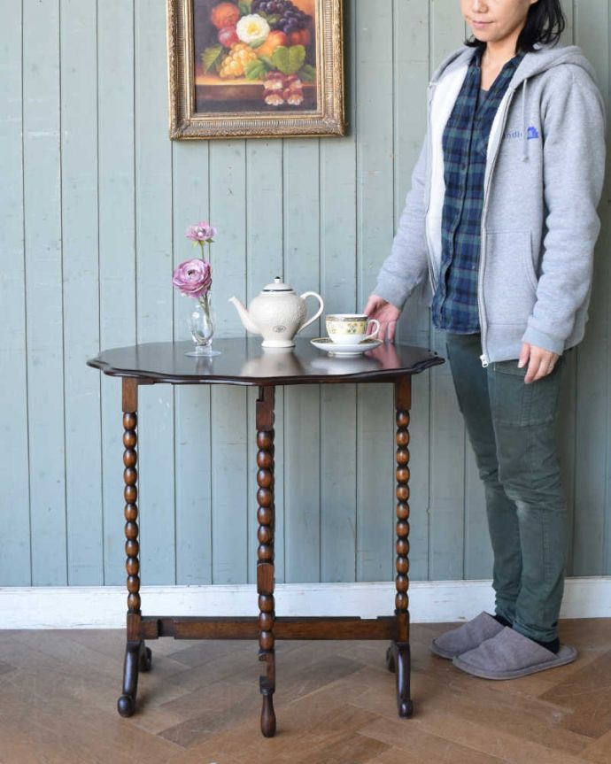 アンティークのテーブル　アンティーク家具　複雑に交差する脚が美しい・・折り畳みテーブル、フォールディングテーブル。こう見えて折り畳みが出来ちゃうテーブルなんです実は、簡単に折り畳みが出来て持ち運び便利なフォールディングテーブル。(q-1321-f)