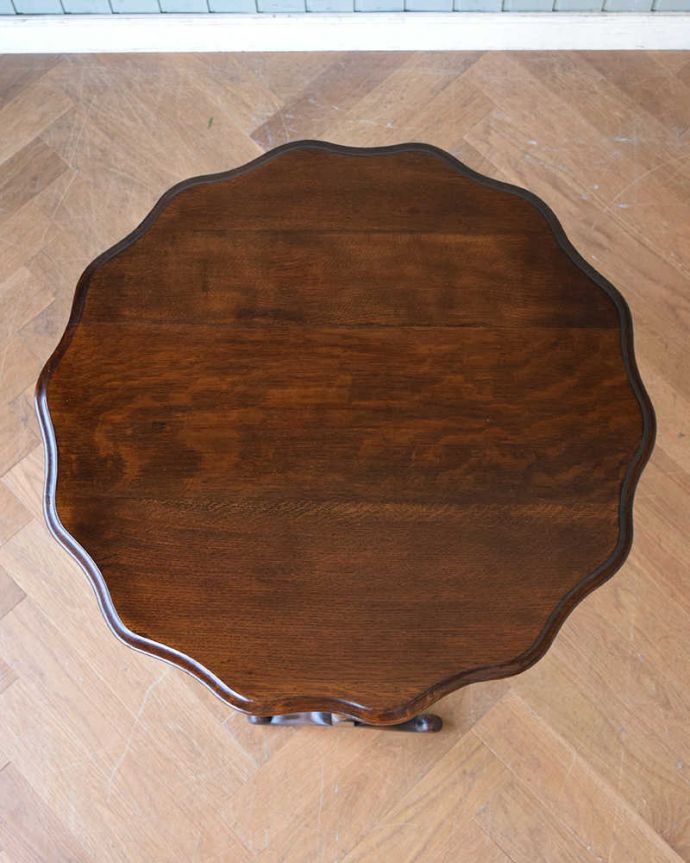 アンティークのテーブル　アンティーク家具　複雑に交差する脚が美しい・・折り畳みテーブル、フォールディングテーブル。天板もピカピカに修復しましたテーブルで一番気になる場所だから、天板は修復の際、古い塗装を剥離して再塗装しています。(q-1321-f)