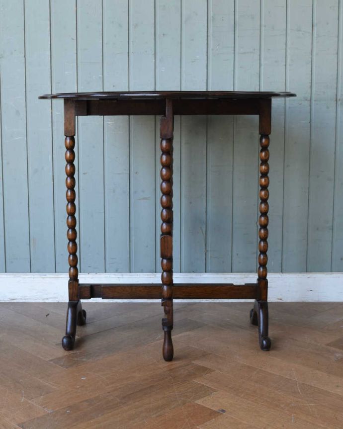 アンティークのテーブル　アンティーク家具　複雑に交差する脚が美しい・・折り畳みテーブル、フォールディングテーブル。横から見るとこんな感じちょっと回転してみるとこんな感じです。(q-1321-f)