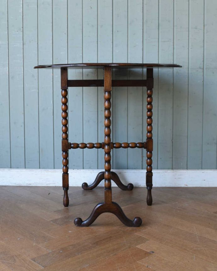 アンティークのテーブル　アンティーク家具　複雑に交差する脚が美しい・・折り畳みテーブル、フォールディングテーブル。さらに回転！印象が変わりますアンティークは新品ではないので、もちろん経年変化による小さなキズはありますが、専門の職人がキレイにお直しをしているので安心さが違います。(q-1321-f)