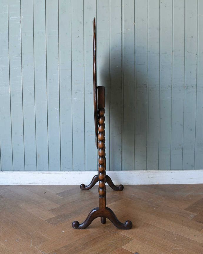 アンティークのテーブル　アンティーク家具　複雑に交差する脚が美しい・・折り畳みテーブル、フォールディングテーブル。畳むとこんなにコンパクト使わないときは、畳んでしまえばこんなにコンパクト。(q-1321-f)