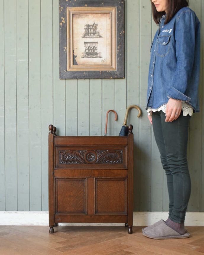 アンティークの玄関収納　アンティーク家具　英国らしいアンティーク家具、贅沢に彫りのあるステッキスタンド。英国紳士の身だしなみのために作られた家具もともとはステッキを立てて置くためのスタンド。(q-1322-f)