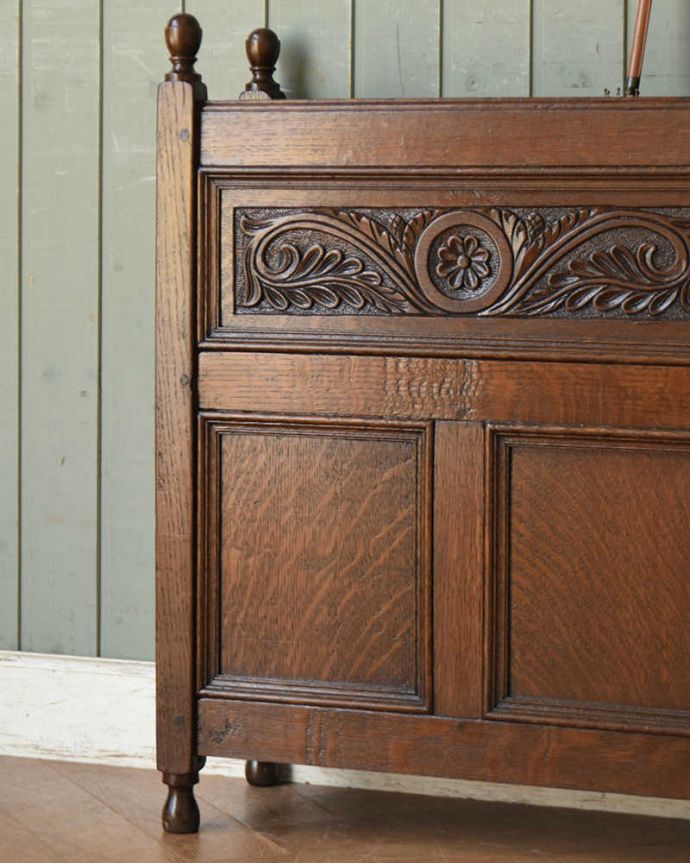 アンティークの玄関収納　アンティーク家具　英国らしいアンティーク家具、贅沢に彫りのあるステッキスタンド。玄関を華やかにしてくれる英国デザイン海を渡って来てくれたおかげで、日本ではとても素敵な傘立てとして使えます。(q-1322-f)