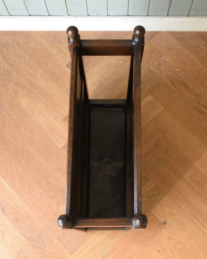 アンティークの玄関収納　アンティーク家具　英国らしいアンティーク家具、贅沢に彫りのあるステッキスタンド。上から見るとこんな感じもともとステッキを立てていただけあって、傘を立てて収納しやすいデザインになっているんです。(q-1322-f)