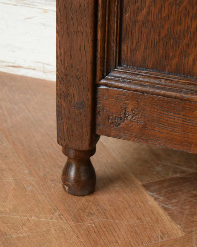 アンティークの玄関収納　アンティーク家具　英国らしいアンティーク家具、贅沢に彫りのあるステッキスタンド。持ち上げなくても移動できます！Handleのアンティークは、脚の裏にフェルトキーパーをお付けしていますので、持ち上げなくても床を滑らせて移動させることが出来ます。(q-1322-f)