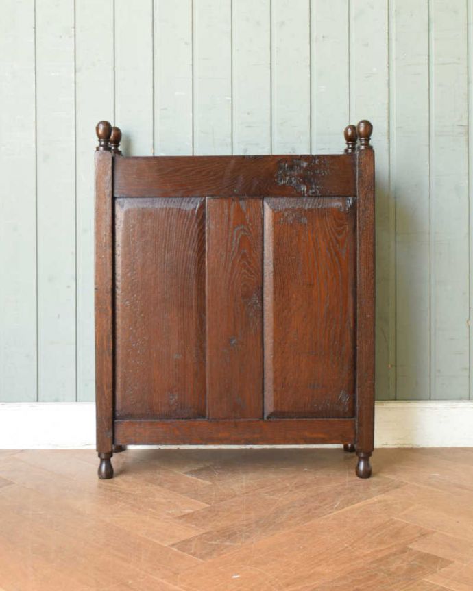 アンティークの玄関収納　アンティーク家具　英国らしいアンティーク家具、贅沢に彫りのあるステッキスタンド。後ろ姿もキレイなんです。(q-1322-f)