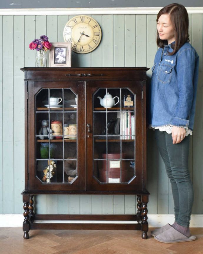 アンティークのキャビネット アンティーク家具 英国伝統のアンティーク家具、ステンドグラスをはめ込んだブックケース(本棚)。英国らしい堂々とした風格のあるキャビネット扉がステンドグラスになっているから、キャビネットとステンドグラスの両方を一気に手に入れることが出来ちゃうんです。(q-1323-f)