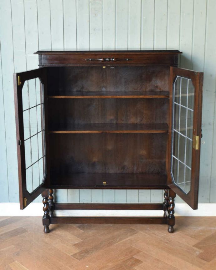 アンティークのキャビネット アンティーク家具 英国伝統のアンティーク家具、ステンドグラスをはめ込んだブックケース(本棚)。もちろん扉の中もとってもキレイ!木の棚板は、もともとブックケースとして使われていた証。(q-1323-f)