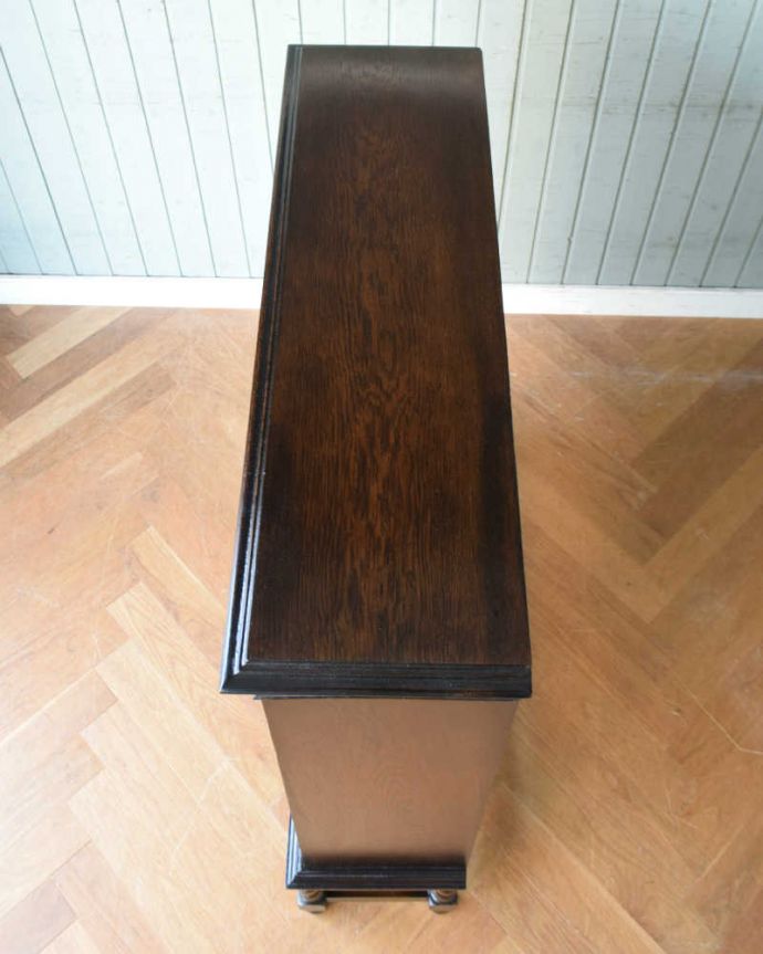 アンティークのキャビネット アンティーク家具 英国伝統のアンティーク家具、ステンドグラスをはめ込んだブックケース(本棚)。天板部分もキレイに仕上げました。(q-1323-f)