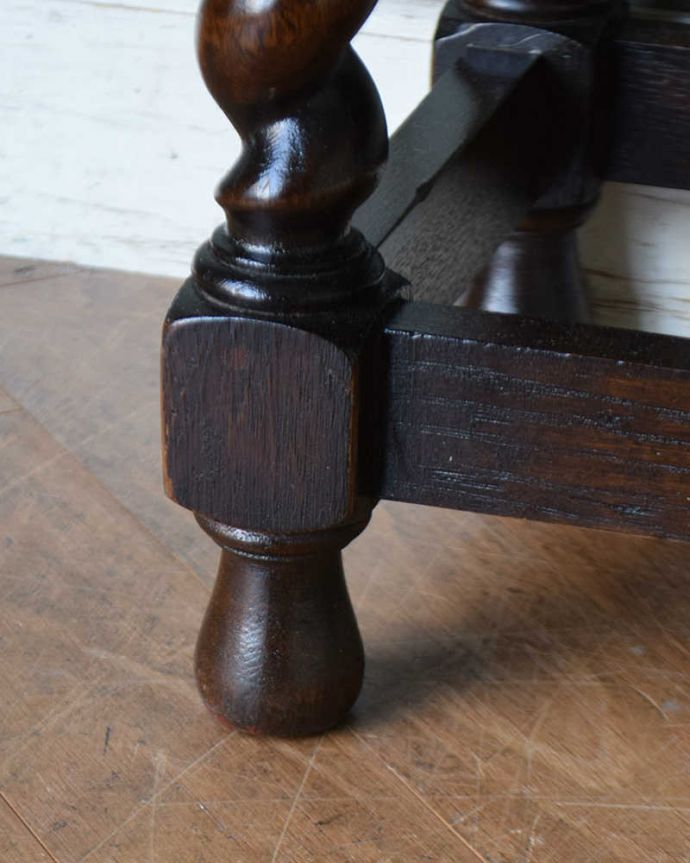 アンティークのキャビネット アンティーク家具 英国伝統のアンティーク家具、ステンドグラスをはめ込んだブックケース(本棚)。女性1人でラクラク運べちゃう仕掛けHandleのアンティークは、脚の裏にフェルトキーパーをお付けしています。(q-1323-f)