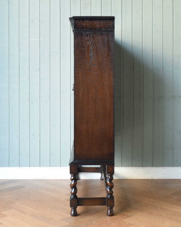 アンティークのキャビネット アンティーク家具 英国伝統のアンティーク家具、ステンドグラスをはめ込んだブックケース(本棚)。横から見てもステキもちろん横もキレイに修復していますので、横顔だって美しいんです。(q-1323-f)