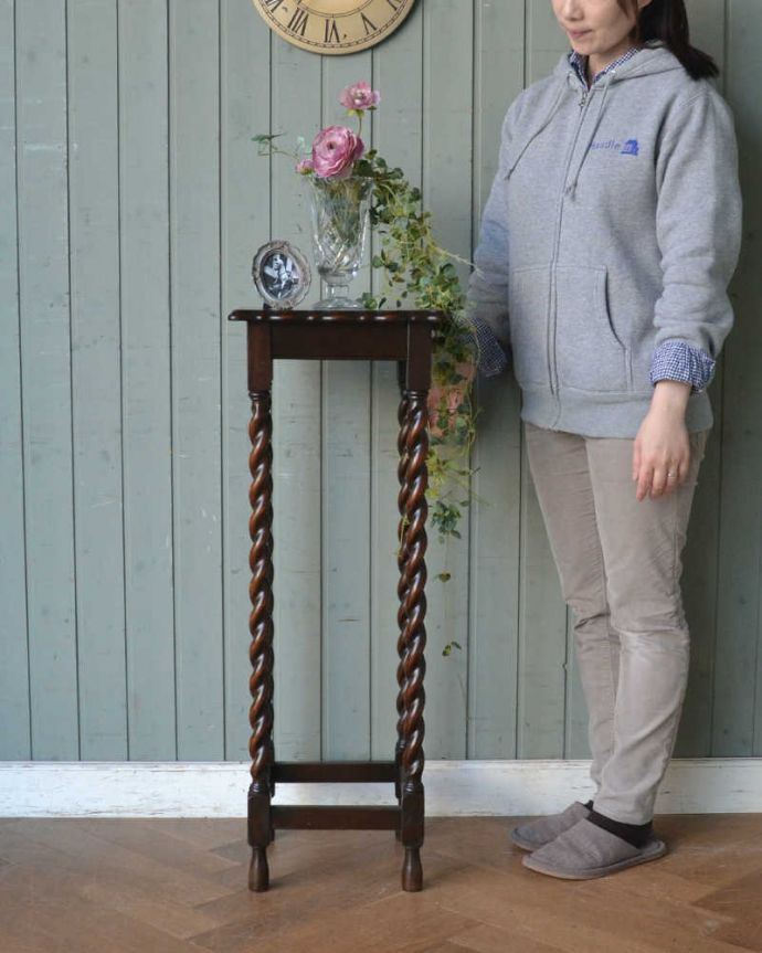 アンティークのテーブル アンティーク家具 ツイスト脚が美しい英国アンティーク家具、プランツスタンド。スラッと背が高く美しいプランツスタンドアンティーク家具の中でもさらに贅沢なアンティーク。(q-1324-f)