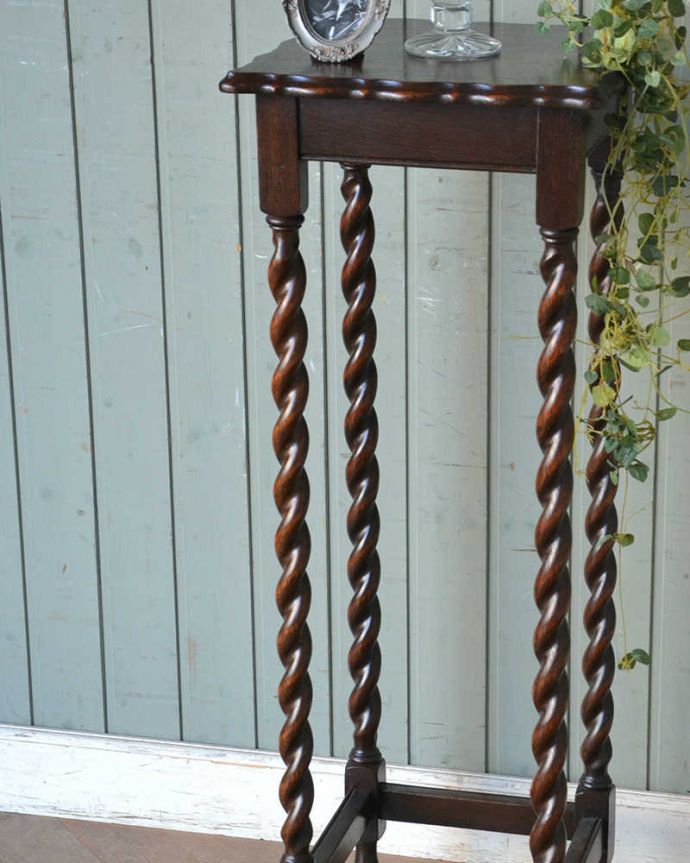 アンティークのテーブル アンティーク家具 ツイスト脚が美しい英国アンティーク家具、プランツスタンド。小さくてもアンティークの気品タップリ。(q-1324-f)