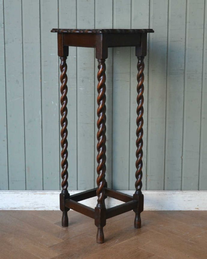 アンティークのテーブル アンティーク家具 ツイスト脚が美しい英国アンティーク家具、プランツスタンド。横から見てもステキ角度を変えてみてみると、こんな感じです。(q-1324-f)