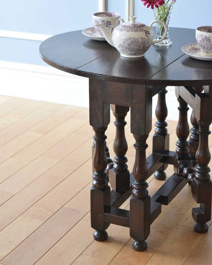 アンティークのテーブル　アンティーク家具　英国から届いたのアンティーク家具、伸張式のサイドテーブル（ゲートレッグテーブル）。自慢はやっぱりゲート（門）のような脚まるでゲート（門）が開くような脚の形から名前が付けられたゲートレッグテーブル。(q-1325-f)