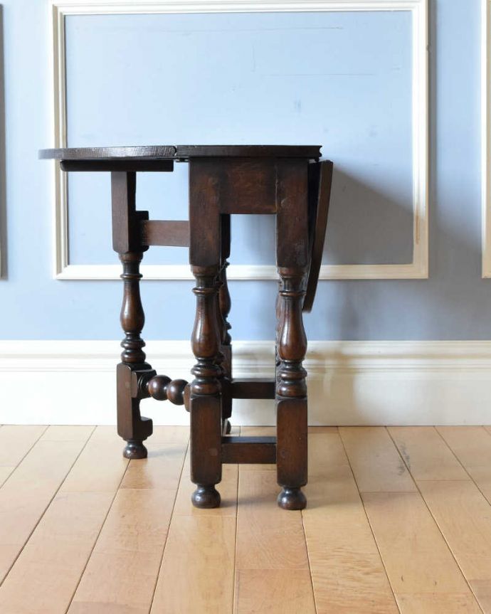 アンティークのテーブル　アンティーク家具　英国から届いたのアンティーク家具、伸張式のサイドテーブル（ゲートレッグテーブル）。片方開くと････片方のリーフを開くとこんな感じ。(q-1325-f)