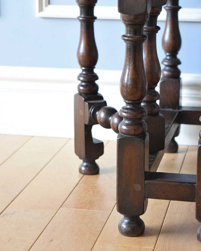 アンティークのテーブル　アンティーク家具　英国から届いたのアンティーク家具、伸張式のサイドテーブル（ゲートレッグテーブル）。持ち上げなくても移動できます！Handleのアンティークは、脚の裏にフェルトキーパーをお付けしていますので、持ち上げなくても床を滑らせて移動させることが出来ます。(q-1325-f)