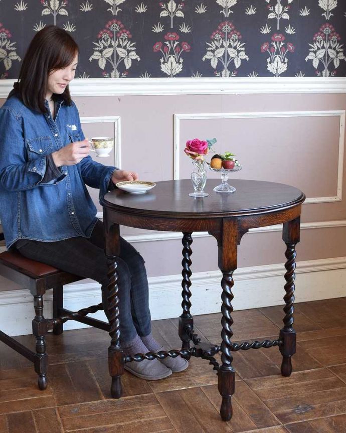 アンティークのテーブル　アンティーク家具　豪華なツイスト脚が魅力的なアンティークオケージョナルテーブル（ティーテーブル）。便利に使えるコンパクトサイズのテーブル「オケージョナル」とは「便利に使える」と言う意味。(q-1326-f)