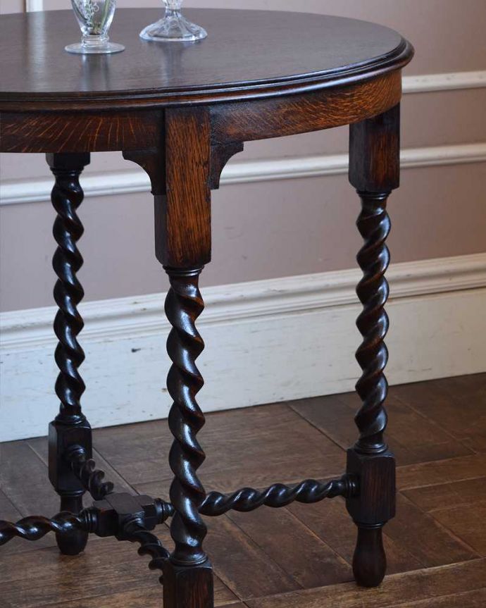 アンティークのテーブル　アンティーク家具　豪華なツイスト脚が魅力的なアンティークオケージョナルテーブル（ティーテーブル）。間違いなし！英国アンティーク定番のデザインクルックルッとしなやかに巻かれた女性らしいデザインが印象的なツイスト脚。(q-1326-f)