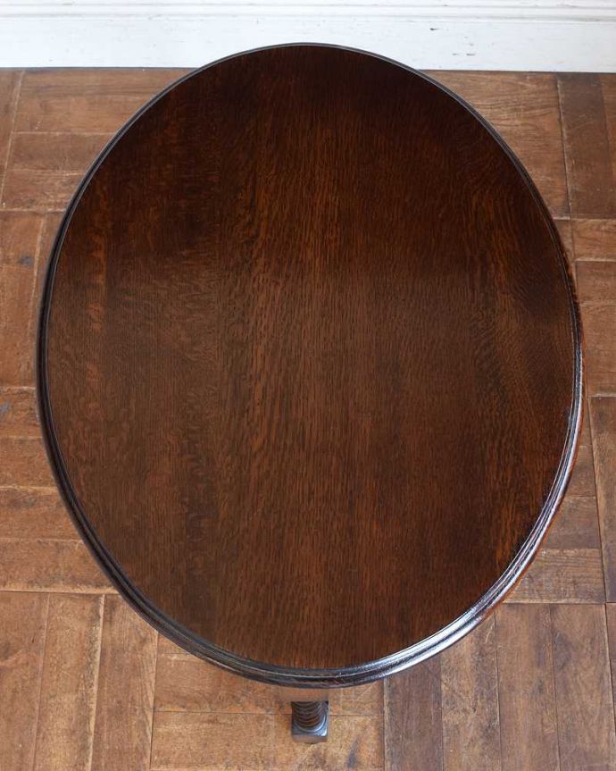 アンティークのテーブル　アンティーク家具　豪華なツイスト脚が魅力的なアンティークオケージョナルテーブル（ティーテーブル）。キレイに修復しましたやっぱり気になるテーブルの天板。(q-1326-f)