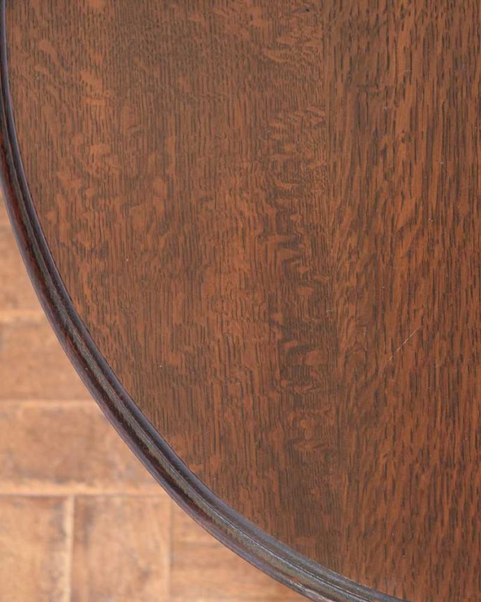 アンティークのテーブル　アンティーク家具　豪華なツイスト脚が魅力的なアンティークオケージョナルテーブル（ティーテーブル）。近づいて見てみると･･･天板を見てみるとこんな感じです。(q-1326-f)