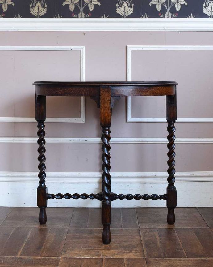 アンティークのテーブル　アンティーク家具　豪華なツイスト脚が魅力的なアンティークオケージョナルテーブル（ティーテーブル）。クルッと回転。(q-1326-f)