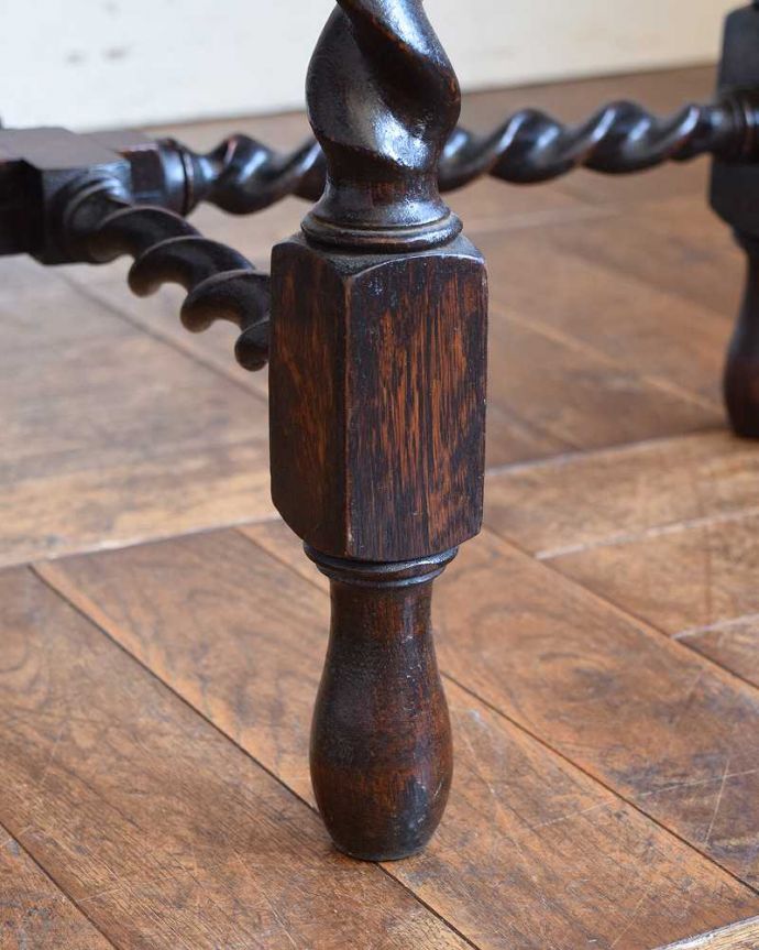 アンティークのテーブル　アンティーク家具　豪華なツイスト脚が魅力的なアンティークオケージョナルテーブル（ティーテーブル）。持ち上げなくても大丈夫！Handleのアンティークは、脚の裏にフェルトキーパーをお付けしています。(q-1326-f)