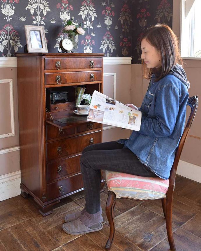 アンティークのチェスト　アンティーク家具　デスクにもなるコンパクトなアンティーク家具、ビューロー付きチェスト。あっという間に自分だけのデスクビューロー部分の扉を前に開くとデスクになっちゃう便利さ。(q-1327-f)