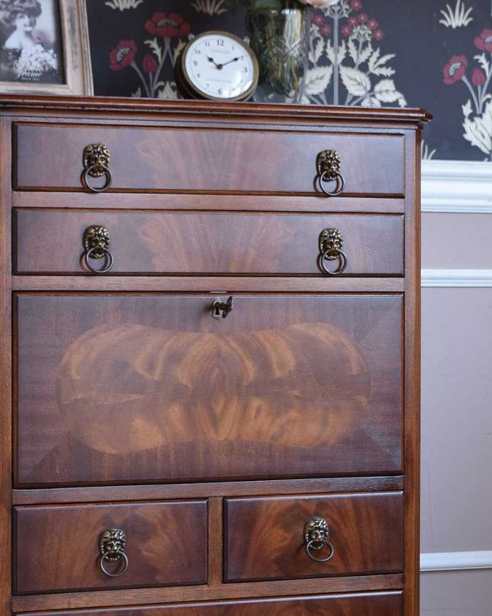 アンティークのチェスト　アンティーク家具　デスクにもなるコンパクトなアンティーク家具、ビューロー付きチェスト。アンティークだから手に入る木目の美しさ高級な木材を作って造られた家具らしく、装飾がなくても気品漂う美しさ。(q-1327-f)