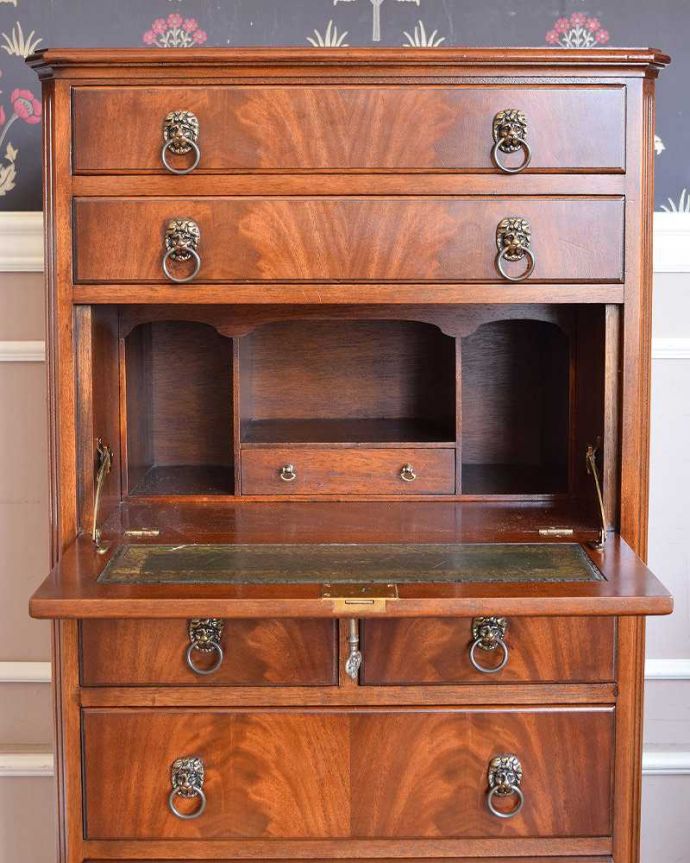 アンティークのチェスト　アンティーク家具　デスクにもなるコンパクトなアンティーク家具、ビューロー付きチェスト。お片付け上手になっちゃう仕掛けデスク部分の中身も細々としたものを整理整頓しやすいように細かく仕切られているから、とっても便利です。(q-1327-f)