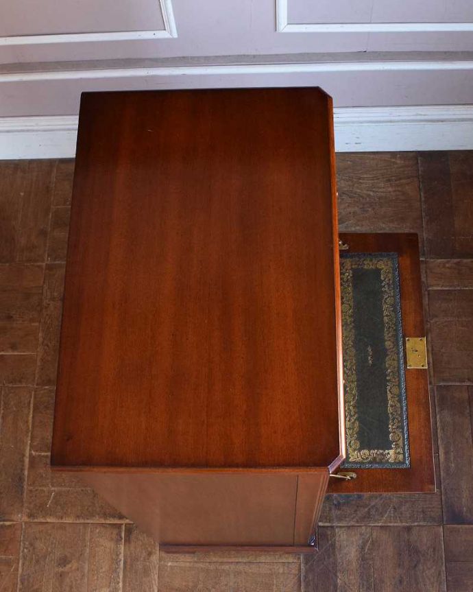 アンティークのチェスト　アンティーク家具　デスクにもなるコンパクトなアンティーク家具、ビューロー付きチェスト。気になるデスクの天板やっぱりデスクで一番気になるのが天板。(q-1327-f)