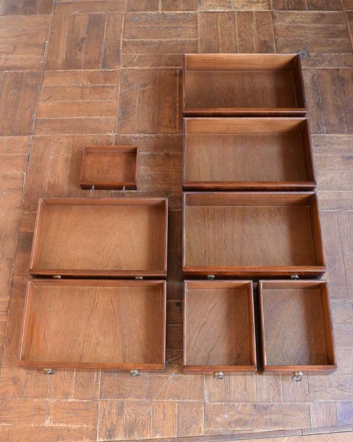 アンティークのチェスト　アンティーク家具　デスクにもなるコンパクトなアンティーク家具、ビューロー付きチェスト。普段の主役は収納たっぷりのチェストデスクとして使わない時も、たっぷりの引き出し収納が付いたビューローはチェストとしてつかえるんです。(q-1327-f)