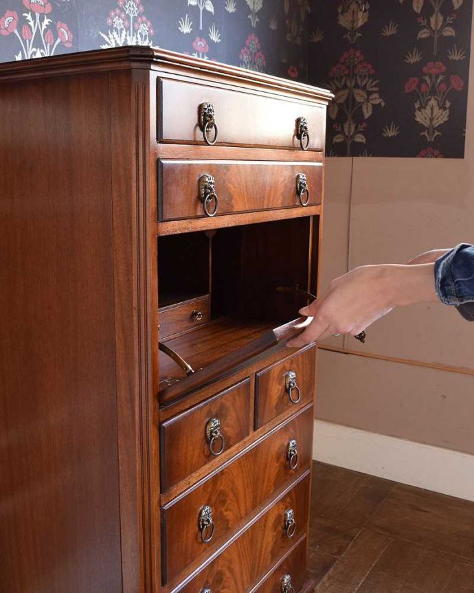 アンティークのチェスト　アンティーク家具　デスクにもなるコンパクトなアンティーク家具、ビューロー付きチェスト。あっという間に簡単デスクビューロー部分の扉を前に倒すだけで、デスクが登場！もちろん女性でも簡単です。(q-1327-f)