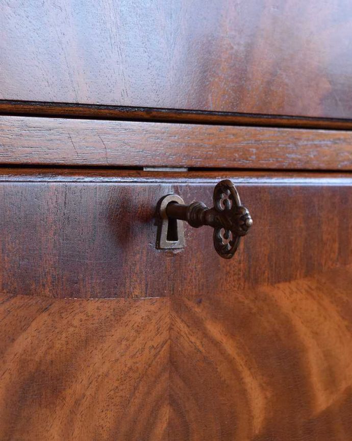 アンティークのチェスト　アンティーク家具　デスクにもなるコンパクトなアンティーク家具、ビューロー付きチェスト。大切なものも安心です引き出しにカギが付いているので、大切なものも収納することが出来ます。(q-1327-f)