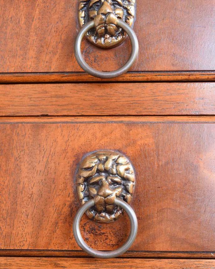 アンティークのチェスト　アンティーク家具　デスクにもなるコンパクトなアンティーク家具、ビューロー付きチェスト。いろんな場所にアンティークらしさ取っ手もアンティークらしいこだわったデザイン。(q-1327-f)