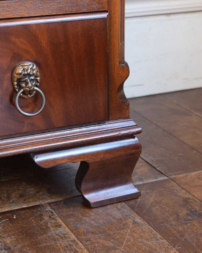 アンティークのチェスト　アンティーク家具　デスクにもなるコンパクトなアンティーク家具、ビューロー付きチェスト。女性１人でラクラ運べちゃうんですHandleのアンティークは、脚の裏にフェルトキーパーをお付けしています。(q-1327-f)