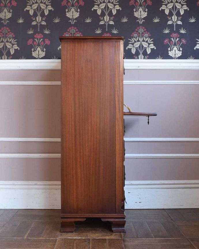 アンティークのチェスト　アンティーク家具　デスクにもなるコンパクトなアンティーク家具、ビューロー付きチェスト。横から見ても素敵なんですもちろん、横から見られてもいいようにキレイに仕上げてあります。(q-1327-f)