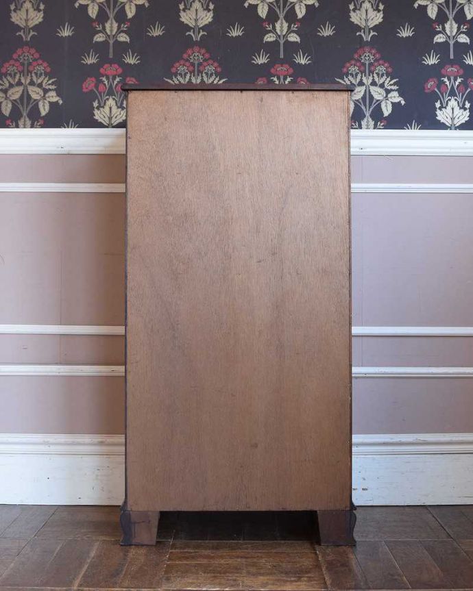 アンティークのチェスト　アンティーク家具　デスクにもなるコンパクトなアンティーク家具、ビューロー付きチェスト。後ろ姿もキレイですアンティークは新品ではないので、もちろん経年変化によるキズはありますが、見えない所も専門の職人がしっかりお直しをしていますので安心して下さい。(q-1327-f)