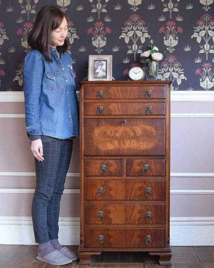 アンティークのチェスト　アンティーク家具　デスクにもなるコンパクトなアンティーク家具、ビューロー付きチェスト。チェストにデスクをプラスした便利な家具扉を開くとあっという間にデスクに早変わりしちゃうビューロー。(q-1327-f)