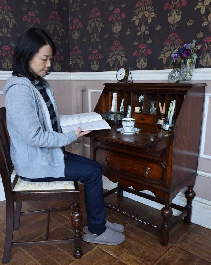 ビューロー アンティーク家具 装飾が美しいイギリスのアンティーク家具、ライティングビューロー(デスク)。あっという間に自分だけのデスクビューロー部分の扉を前に開くとデスクになっちゃう便利さ。(q-1328-f)