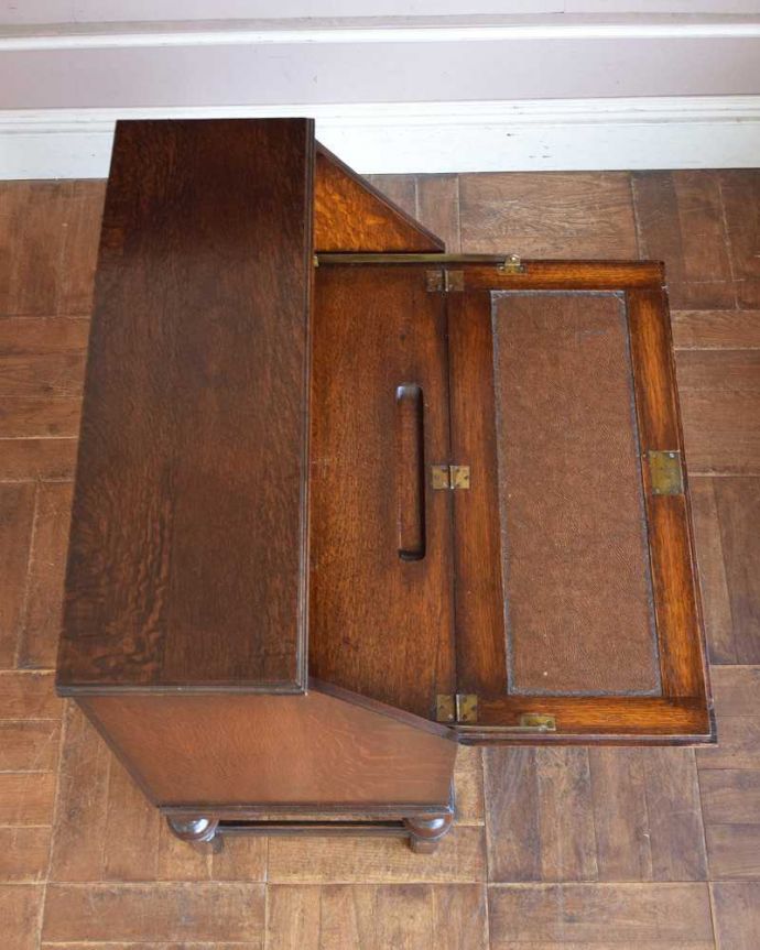 ビューロー アンティーク家具 装飾が美しいイギリスのアンティーク家具、ライティングビューロー(デスク)。気になるデスクの天板やっぱりデスクで一番気になるのが天板。(q-1328-f)