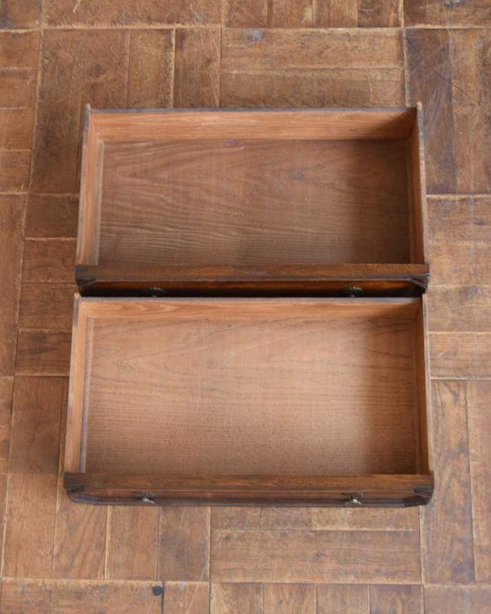 ビューロー アンティーク家具 装飾が美しいイギリスのアンティーク家具、ライティングビューロー(デスク)。普段の主役は収納たっぷりのチェストデスクとして使わない時も、たっぷりの引き出し収納が付いたビューローはチェストとしてつかえるんです。(q-1328-f)