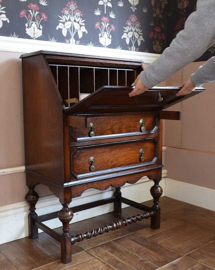 ビューロー アンティーク家具 装飾が美しいイギリスのアンティーク家具、ライティングビューロー(デスク)。あっという間に簡単デスクビューロー部分の扉を前に倒すだけで、デスクが登場!もちろん女性でも簡単です。(q-1328-f)