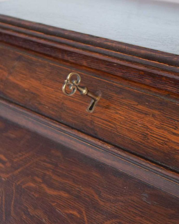 ビューロー アンティーク家具 装飾が美しいイギリスのアンティーク家具、ライティングビューロー(デスク)。大切なものも安心です引き出しにカギが付いているので、大切なものも収納することが出来ます。(q-1328-f)