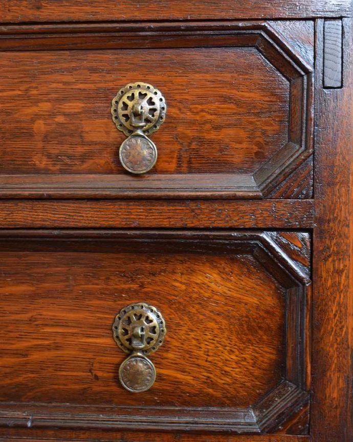 ビューロー アンティーク家具 装飾が美しいイギリスのアンティーク家具、ライティングビューロー(デスク)。いろんな場所にアンティークらしさ取っ手もアンティークらしいこだわったデザイン。(q-1328-f)